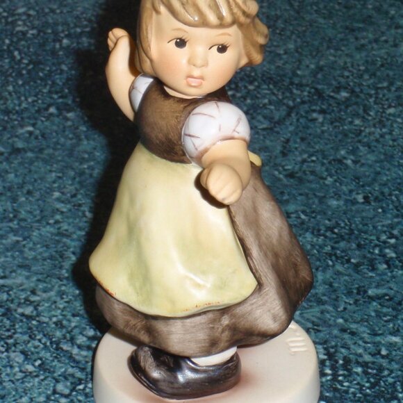 MINT CONDITION "Spring Waltz" Goebel Hummel Collectible Figurine 912/B - GIFT! - Picture 7 of 9